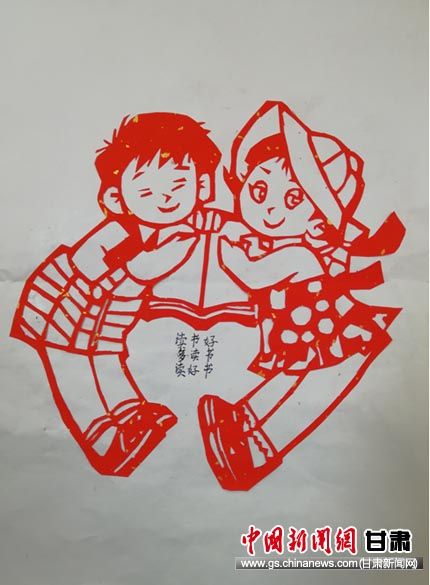 图为文庙街小学同学创作作品“以书会友”。 马晓佳 摄